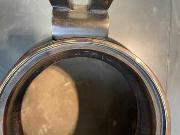 Un br&ucirc;le-parfum tripod couvert en bronze, Chine, marque de Qianlong, 19/20&egrave;me